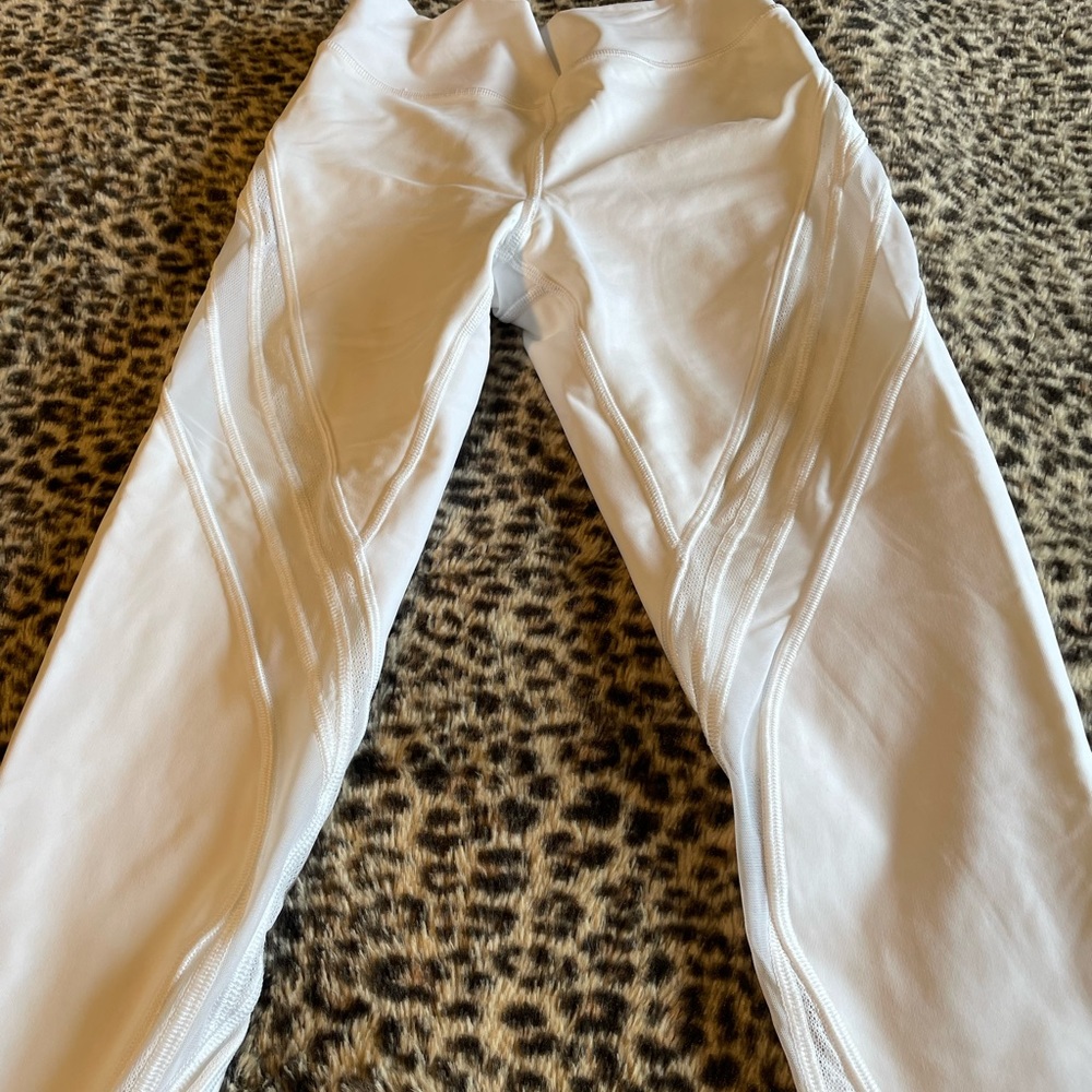 New with tag (never worn) white lululemon tight